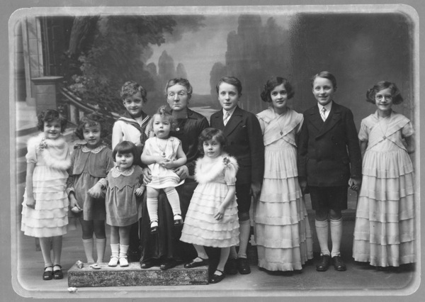 1-Léonie et ses dix premiers petits enfants 1932